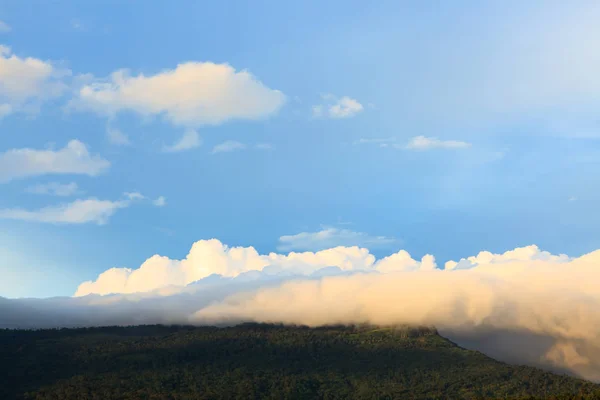 산에 구름의 아름 다운 — 스톡 사진