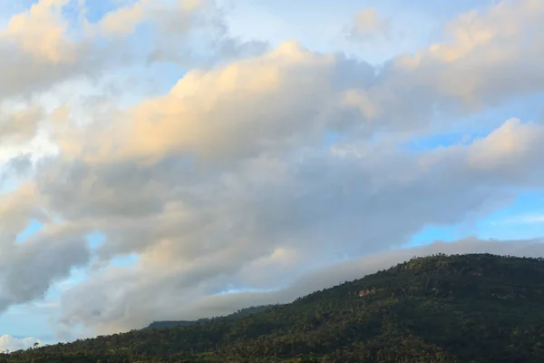 风景秀丽的山区上空的云 — 图库照片