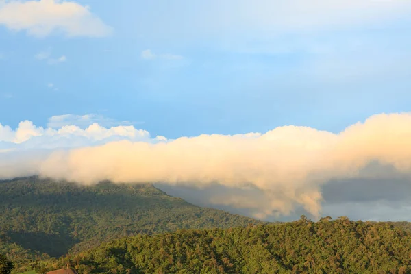 Escenario de nubes sobre la montaña —  Fotos de Stock