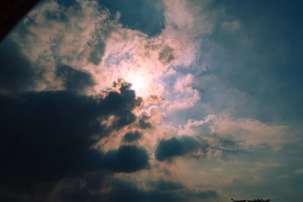 Sonne hinter Wolken Hintergrund — Stockfoto