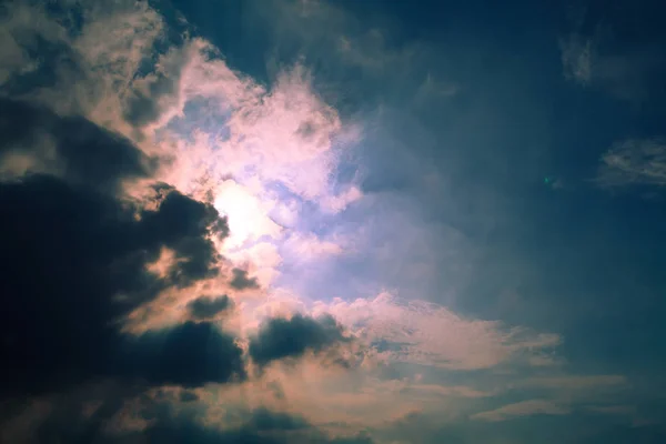 背景云彩背后的太阳 — 图库照片