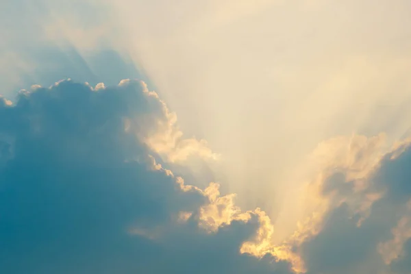 Ciel Rayons Soleil Derrière Les Nuages Avec Fond Bleu Ciel — Photo