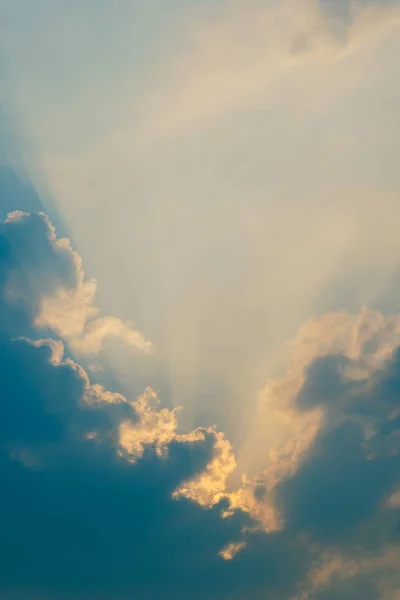 Cennet Güneş Işınları Mavi Gökyüzü Arka Plan Ile Bulutlar Arkasında — Stok fotoğraf