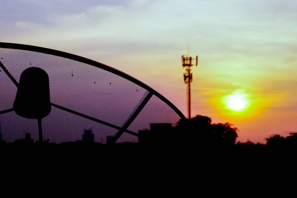 曼谷城市的黄昏时间与无线电极和卫星接收机的剪影 — 图库照片
