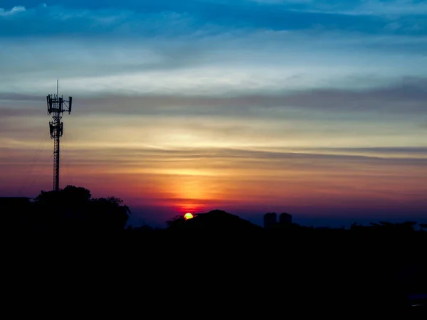 曼谷城市景观的黄昏时间与太阳和蓝天的无线电极剪影 — 图库照片