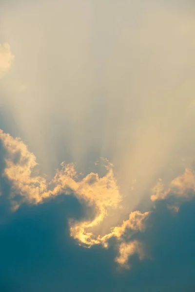 Cielo Rayos Sol Detrás Las Nubes Con Fondo Azul Cielo — Foto de Stock