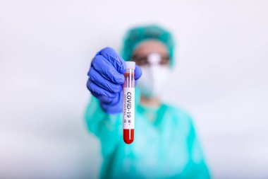 Coronavirus Covid 19, Coronavirus Covid 19 araştırma laboratuarı Coronavirus Covid-19 aşı araştırma laboratuarındaki doktor biyolojik tehlike koruma giysisinin örnek tüpünden enfekte olmuş kan örneği.