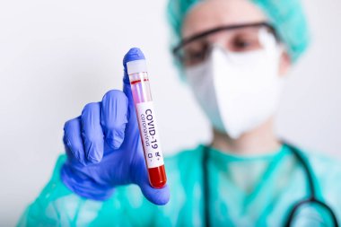 Coronavirus covid 19, Coronavirus covid 19 reseach lab, coronavirus covid-19 aşı araştırma laboratuvarındaki biyolojik tehlike koruma giysisine sahip bilim adamının elindeki örnek tüpte enfeksiyon kapmış kan örneği.