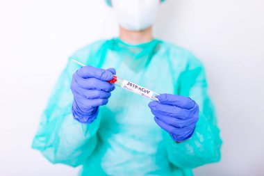 Hastane laboratuvarında COVID-19 burun temizleme testi, 2019 nCoV analizi için kan tüplü hemşire. Çin Koronavirüsü Kan Testi Konsepti.