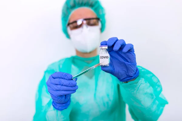 Médico Enfermeiro Mão Com Luva Nitrilo Segurando Gripe Covid Vacina — Fotografia de Stock