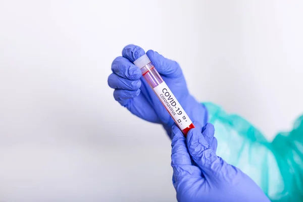使用Covid 19病毒快速检测装置 新的Coronavirus 2019检测结果呈阳性 Coronavirus Covid 19感染的血液样本在试管中 由医生进行生物危害防护 — 图库照片