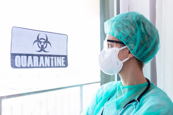 Besorgte Ärztin Die Durch Das Krankenhausfenster Blickt Quarantäne Warnschild Krankenhaus — Stockfoto