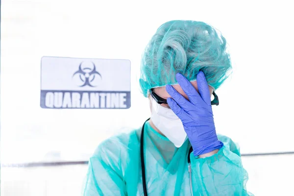 Pandemia Koronawirusa Zmęczony Lekarz Pielęgniarka Długiej Zmianie Walczy Koronawirusem 2019 — Zdjęcie stockowe