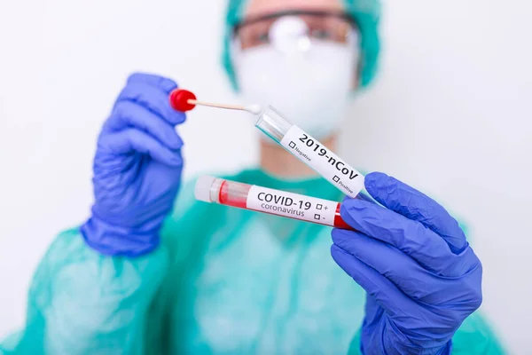 Лабораторный Тест Covid Nasal Больничной Лаборатории Медсестра Держит Пробирку Кровью — стоковое фото
