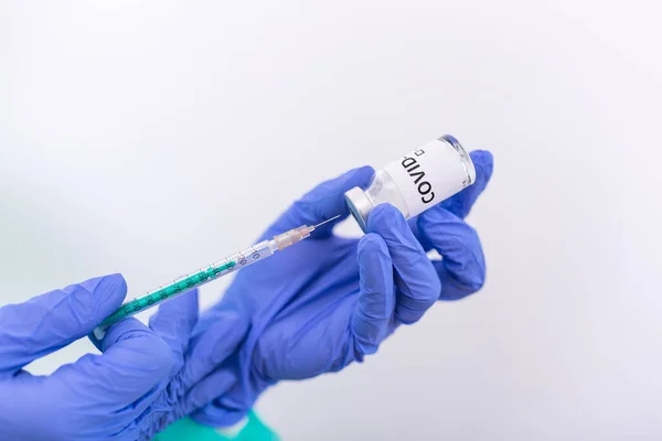 看護師または科学者の手で青ニトリル手袋を保持インフルエンザ はしか コロナウイルス Covid ワクチンショットのための赤ちゃんと大人のワクチン接種 医学と薬の概念 — ストック写真