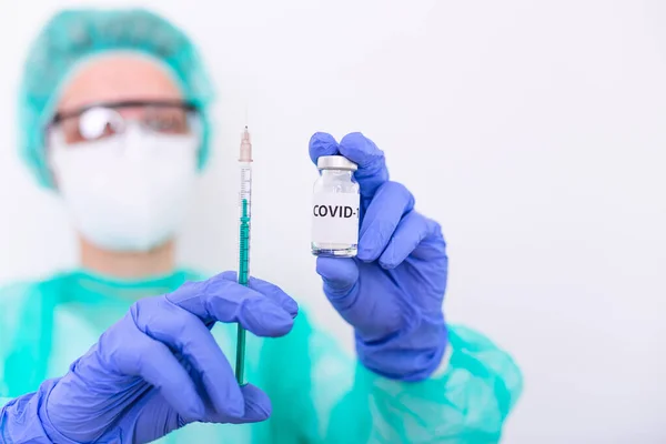 Médico Enfermeiro Mão Com Luva Nitrilo Segurando Gripe Covid Vacina — Fotografia de Stock