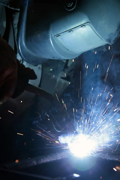 Welder at factory workshop — Stock Photo, Image