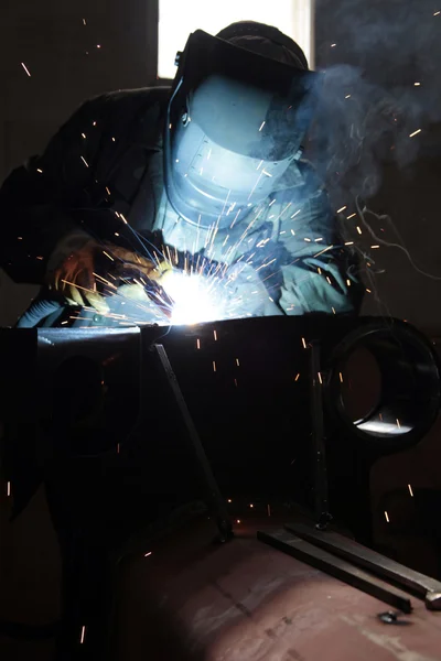 Soldador en taller de fábrica — Foto de Stock