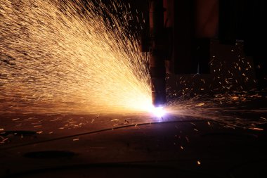 bir kıvılcım ile metal plazma kesim işlemi  
