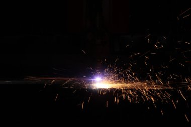 CNC kesim ile yakın kadar kıvılcım. 