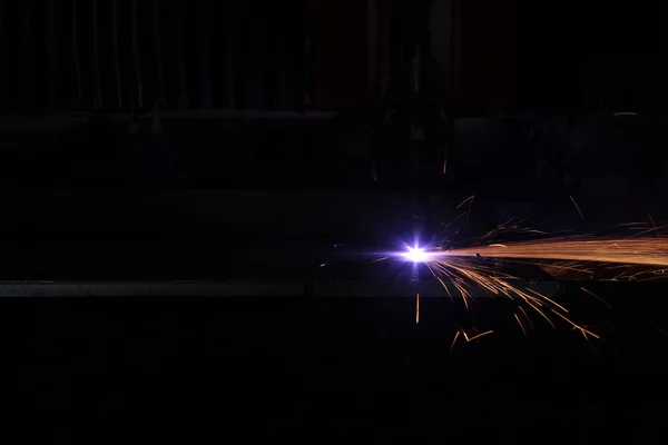 Processo de corte a plasma de metal com faíscas — Fotografia de Stock