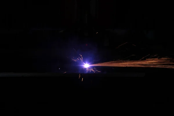 Processo de corte a plasma de metal com faíscas — Fotografia de Stock