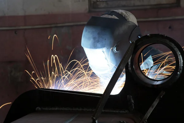 Soldador en taller de fábrica — Foto de Stock