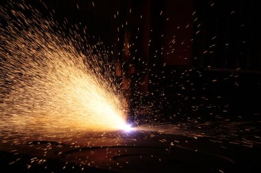 CNC kesim ile yakın kadar kıvılcım. 