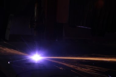 CNC kesim ile yakın kadar kıvılcım. 