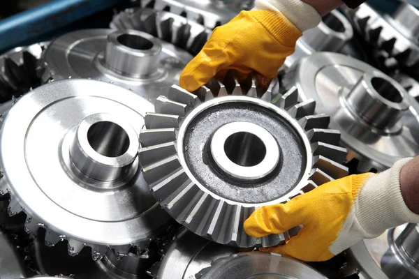 Gear wheel en workman — Stockfoto