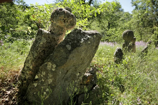 Zabytkowym otomańskim cmentarz na wsi — Zdjęcie stockowe