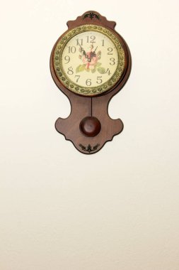 Çiçekli, dekoratif duvar saati 