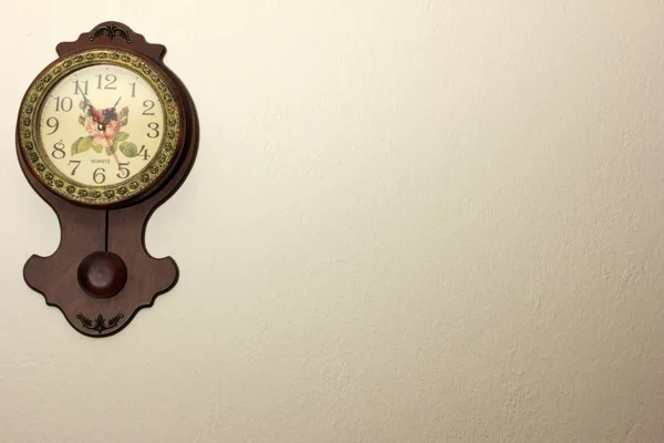 Zegar ścienny ukwiecony, dekoracyjne — Zdjęcie stockowe