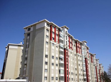 Yeni inşa edilmiş modern apartman blokları 