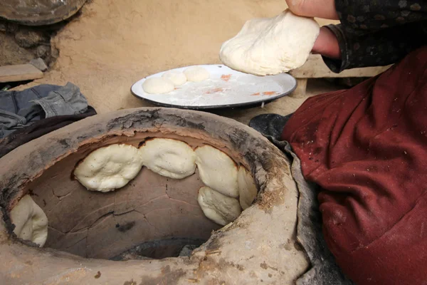 Auténtica, mujer que hace pan de pavo — Foto de Stock