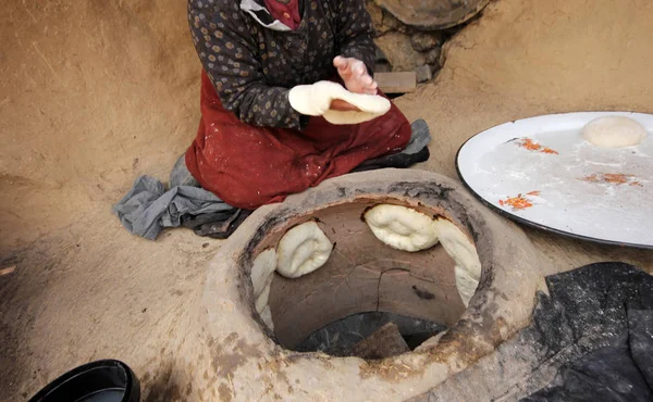 Authentic, bread making woman from turkey — Stock Photo, Image