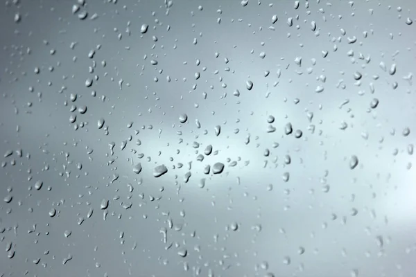 Gotas de lluvia cayendo sobre vidrio — Foto de Stock