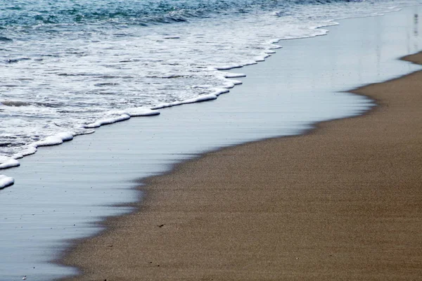 Hullámok a tengerparton — Stock Fotó