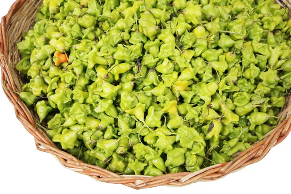 Sepet içinde küçük yeşil biber