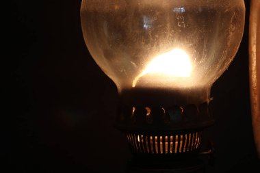 Eski lamba gecenin Karanlığı aydınlatan. 