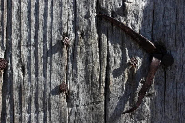 오래 된 나무로 되는 문 클로즈업 — 스톡 사진
