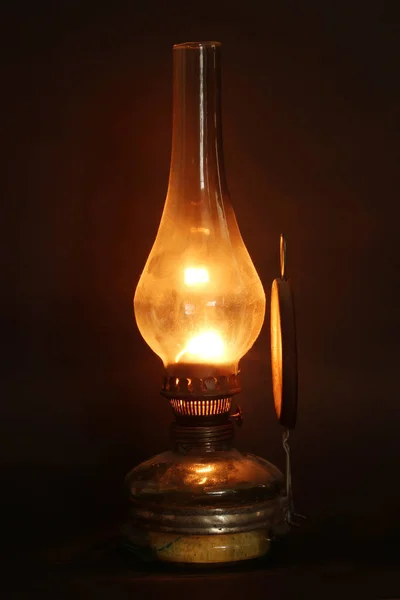 Старая лампа освещает темноту ночи . — стоковое фото