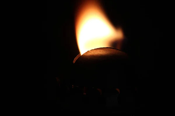 Lâmpada velha ilumina a escuridão da noite . — Fotografia de Stock