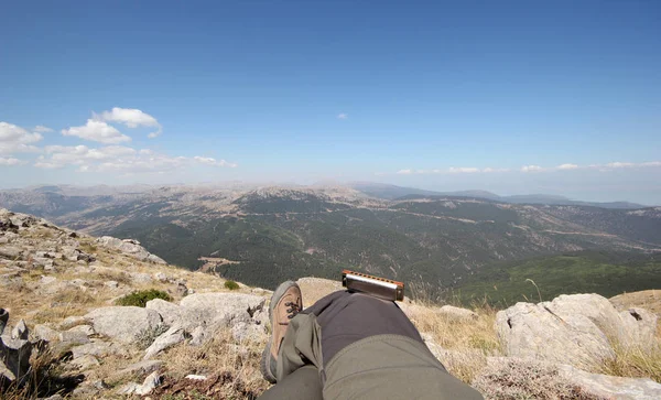 Bergsteiger nach dem herrlichen Gipfel - Mundharmonika — Stockfoto
