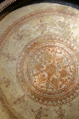 Dekoratif, el yapımı metal tepsiler 