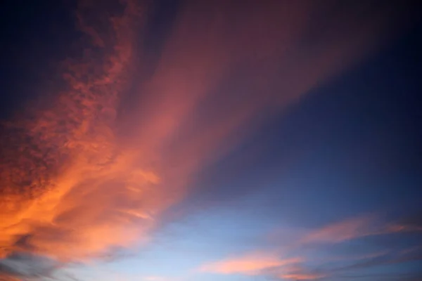 Coucher de soleil et nuages dans le ciel bleu — Photo