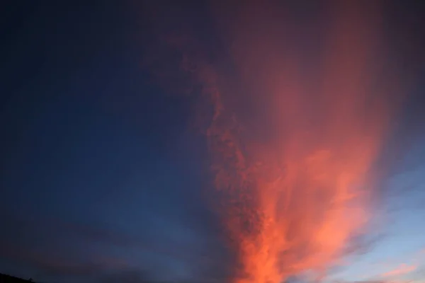 Coucher de soleil et nuages dans le ciel bleu — Photo