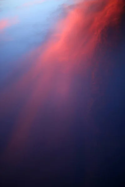 Puesta de sol y nubes en el cielo azul —  Fotos de Stock