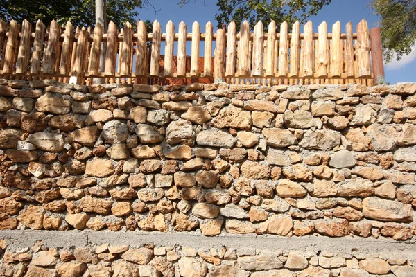Bahçe taş duvar ve çitler — Stok fotoğraf