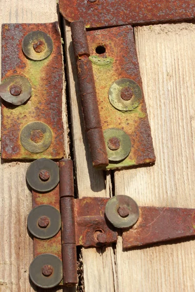 Dobradiça da porta de madeira — Fotografia de Stock